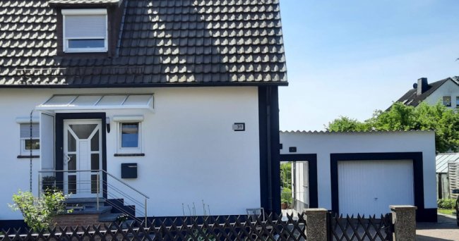 Fassadensanierung mit Vorher-Nachher-Vergleich – Modernisierung eines Ein